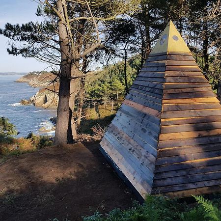Les Fous De Bassans Bed and Breakfast Poullan-sur-Mer Exteriör bild