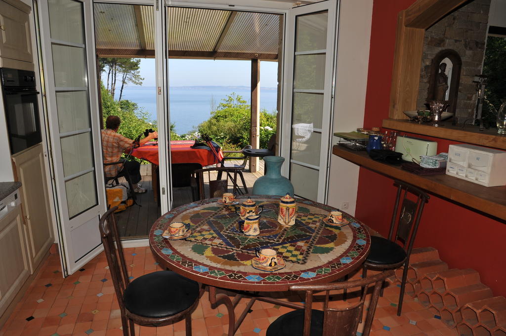 Les Fous De Bassans Bed and Breakfast Poullan-sur-Mer Exteriör bild