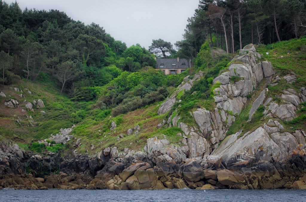 Les Fous De Bassans Bed and Breakfast Poullan-sur-Mer Exteriör bild