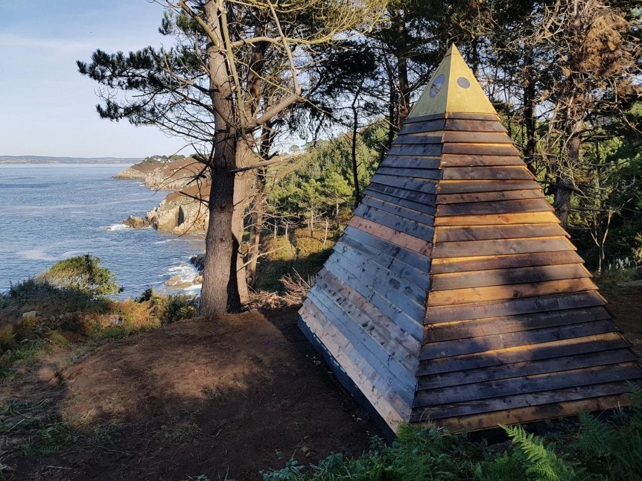 Les Fous De Bassans Bed and Breakfast Poullan-sur-Mer Exteriör bild