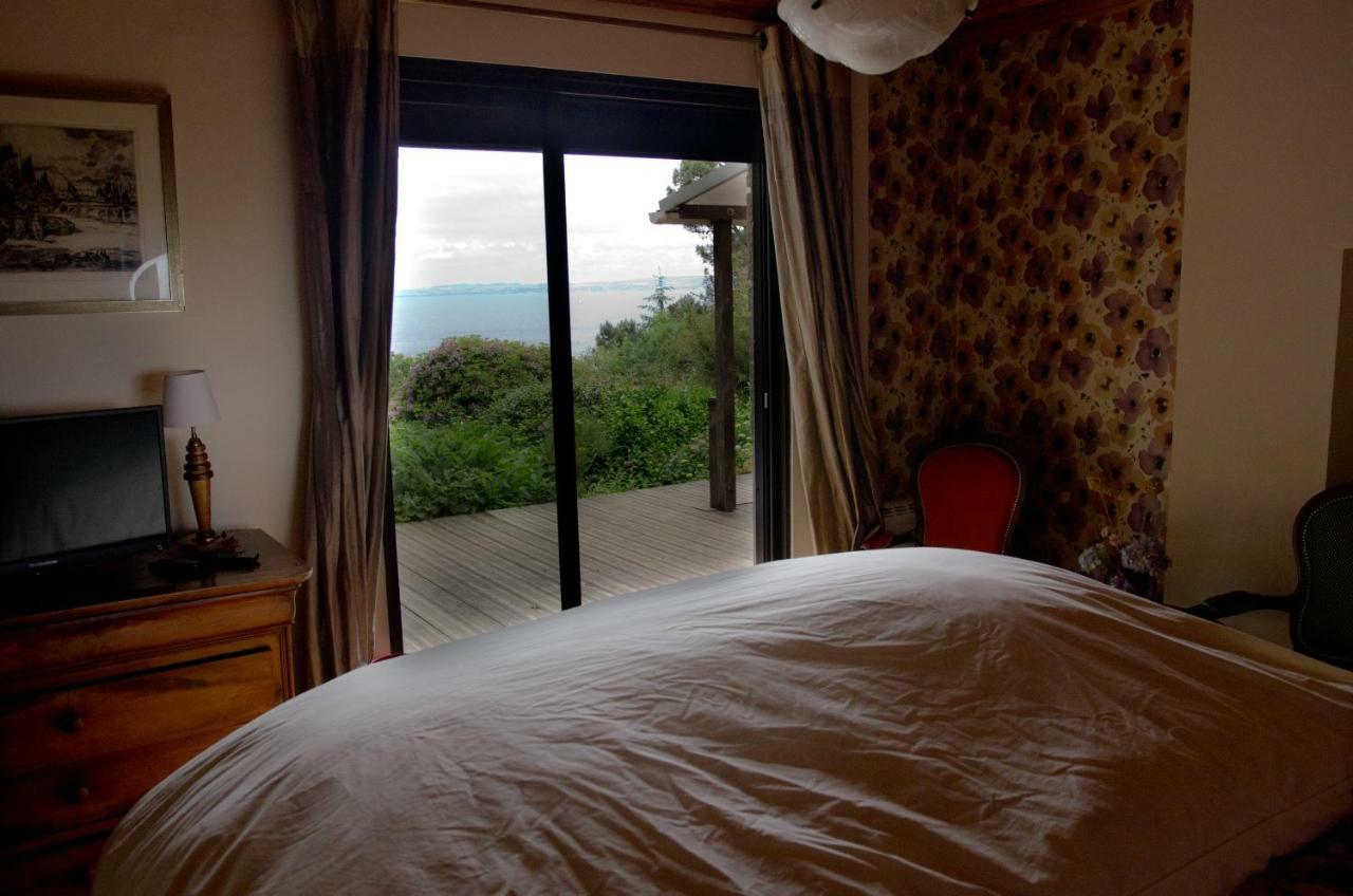 Les Fous De Bassans Bed and Breakfast Poullan-sur-Mer Exteriör bild